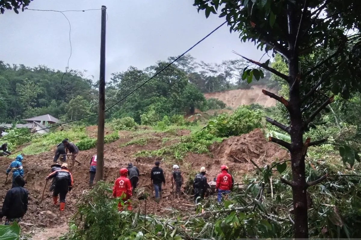 Petugas gabungan saat melakukan pencarian korban tertimbun longsor di Kampung Gunung Baen, RT 17/06, Desa Karangjaya, Kecamatan Gegerbitung, Kabupaten Sukabumi, Jabar pada Rabu, (4/12/2024). (Aditya A Rohman)