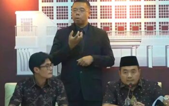 Ketua KPU RI Mochammad Afifuddin dalam Konferensi Pers Perkembangan Pelaksanaan Pilkada Serentak 2024 di Kantor KPU RI, Jakarta, Jumat (29/11/2024). (Narda Margaretha Sinambela)