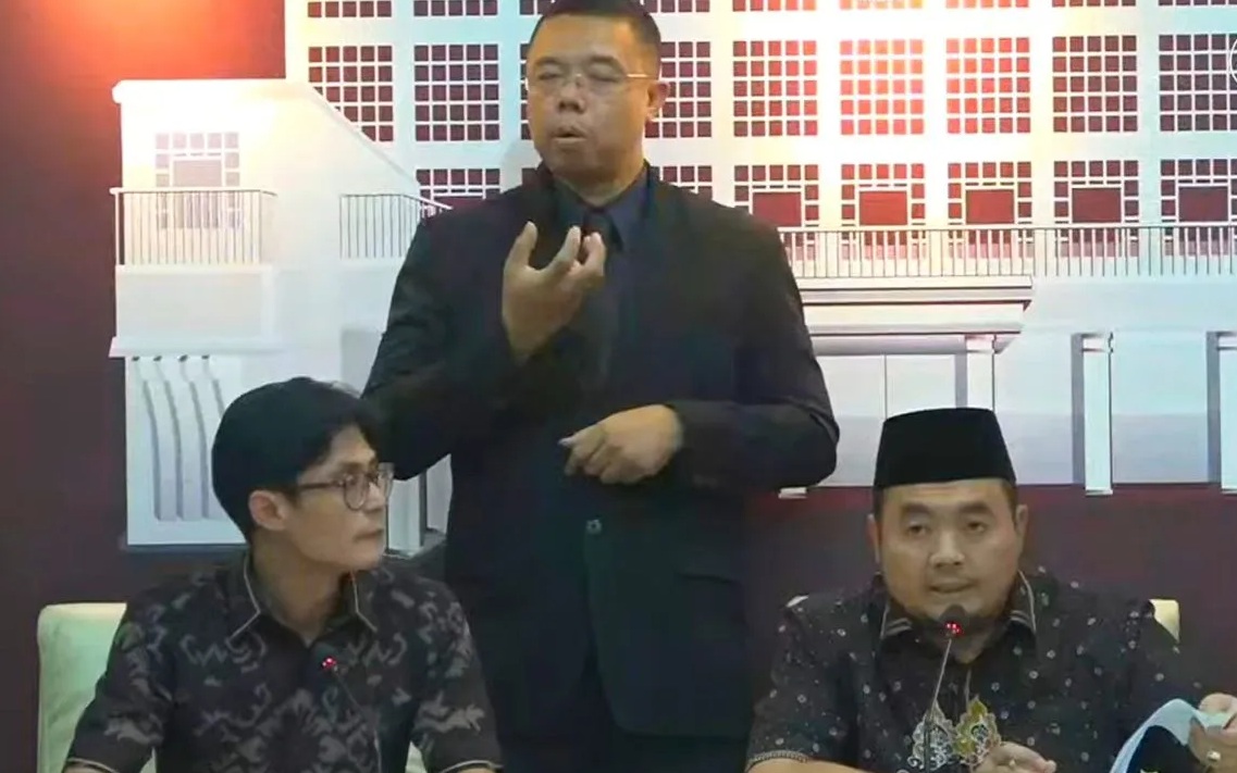 Ketua KPU RI Mochammad Afifuddin dalam Konferensi Pers Perkembangan Pelaksanaan Pilkada Serentak 2024 di Kantor KPU RI, Jakarta, Jumat (29/11/2024). (Narda Margaretha Sinambela)