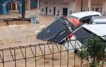Sejumlah mobil milik warga terbawa arus banjir bandang akibat meluapnya Sungai Cikaso di Kampung Cierih, Desa Datarnangka, Kecamatan Sagaranten, Kabupaten Sukabumi, Jabar pada Rabu, (4/12/2024). (ist)
