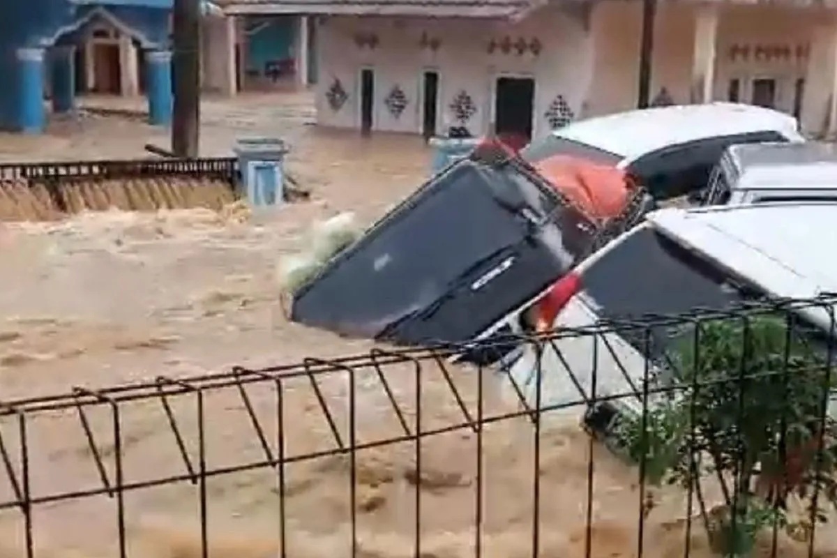 Sejumlah mobil milik warga terbawa arus banjir bandang akibat meluapnya Sungai Cikaso di Kampung Cierih, Desa Datarnangka, Kecamatan Sagaranten, Kabupaten Sukabumi, Jabar pada Rabu, (4/12/2024). (ist)