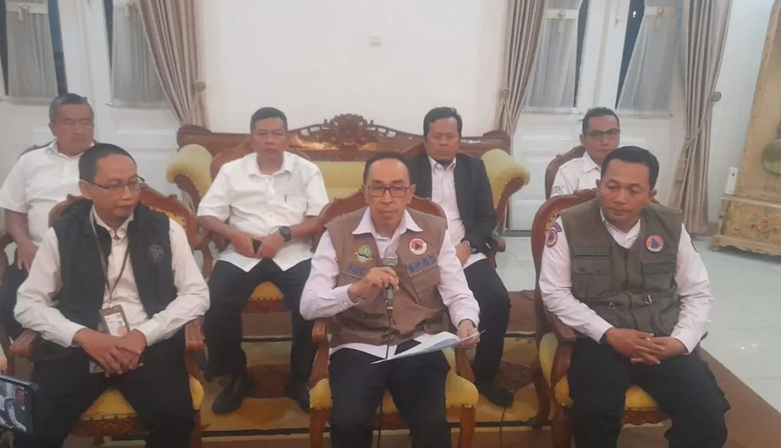 Sekda Kabupaten Sukabumi Ade Suryaman didampingi jajaran Pemkab Sukabumi serta BPBD Kabupaten Sukabumi saat menetapkan status tanggap darurat bencana di Pendopo Kabupaten Sukabumi di Jalan Jenderal Ahmad Yani, Kelurahan Nyomplong, Kecamatan Warudoyong, Kota Sukabumi, Jabar pada Rabu (4/12/2024).