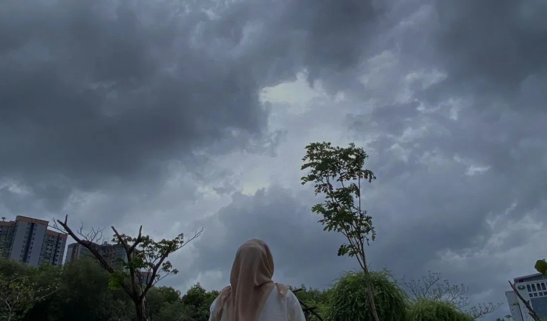 Gumpalan awan hitam tebal (cumulonimbus) yang disertai kilatan petir sedang menyelimuti langit di kawasan Pantai Indah Kapuk (PIK 2), Jakarta Utara, Jakarta, Rabu (4/12/2024).