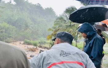 Situasi peninjauan Pj Gubernur Jabar Bey Machmudin ke lokasi terdampak bencana di Kabupaten Sukabumi, Kamis (5/12/2024). (Pemprov Jabar)