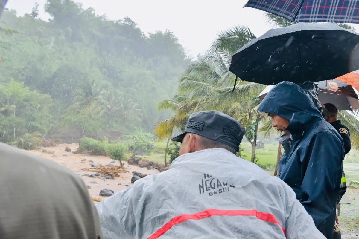 Situasi peninjauan Pj Gubernur Jabar Bey Machmudin ke lokasi terdampak bencana di Kabupaten Sukabumi, Kamis (5/12/2024). (Pemprov Jabar)