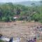 Sejumlah warga menyaksikan dampak banjir bandang di Kampung Cieurih, Desa Datarnangka, Sagaranten, Kabupaten Sukabumi, Jawa Barat, Kamis (5/12/2024).  (Iman)