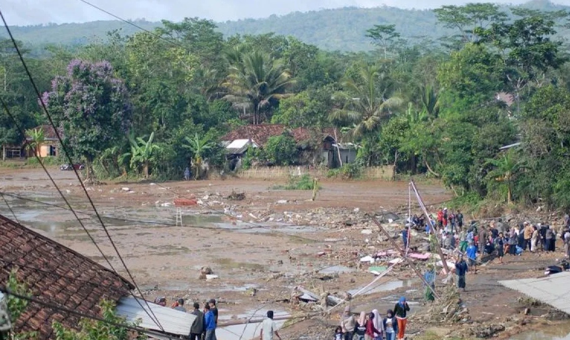 Sejumlah warga menyaksikan dampak banjir bandang di Kampung Cieurih, Desa Datarnangka, Sagaranten, Kabupaten Sukabumi, Jawa Barat, Kamis (5/12/2024).  (Iman)