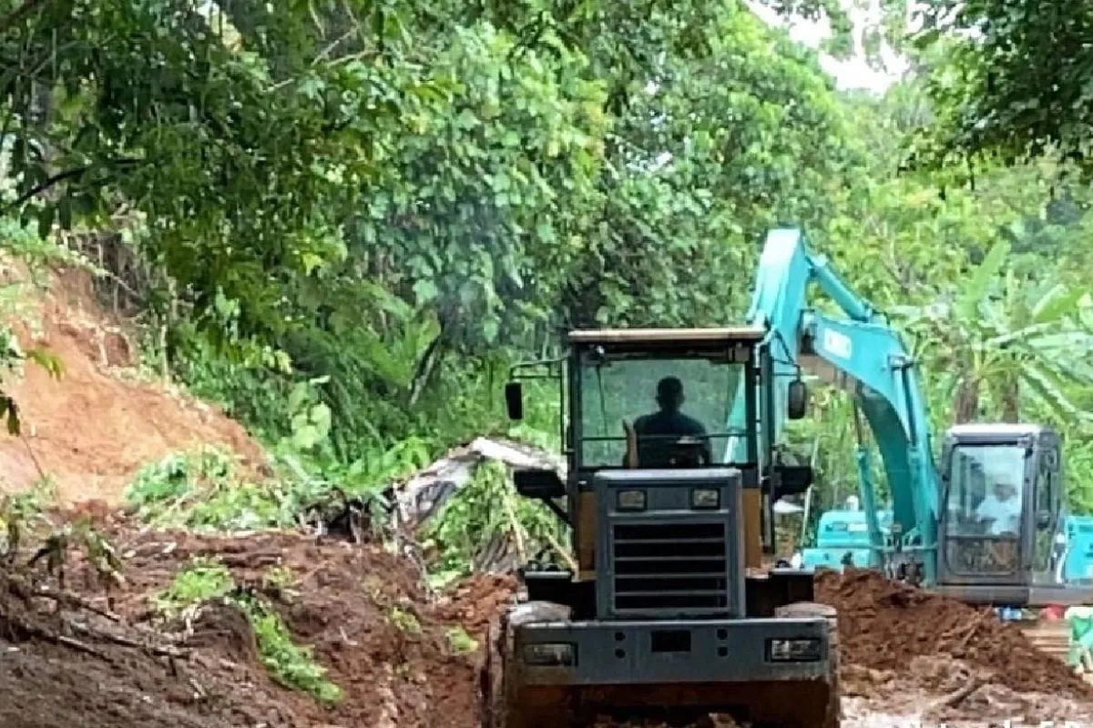 Kementerian Pekerjaan Umum (PU) melakukan upaya tanggap darurat akibat bencana longsor dan banjir yang menggenangi sejumlah wilayah di Kabupaten Sukabumi, Jawa Barat. (Kementerian PU)