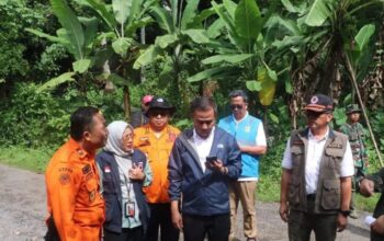 Pj Gubernur Jabar Bey Machmudin bersama Deputi Bidang Penanganan Darurat BNPB Mayjen TNI Lukmansyah dan Bupati Sukabumi Marwan Hamami beserta jajaran BPBD setempat saat mengunjungi lokasi pergerakan tanah di Desa Sukamaju, Kecamatan Cikembar, Kabupaten Sukabumi, Jabar. (ANTARA)