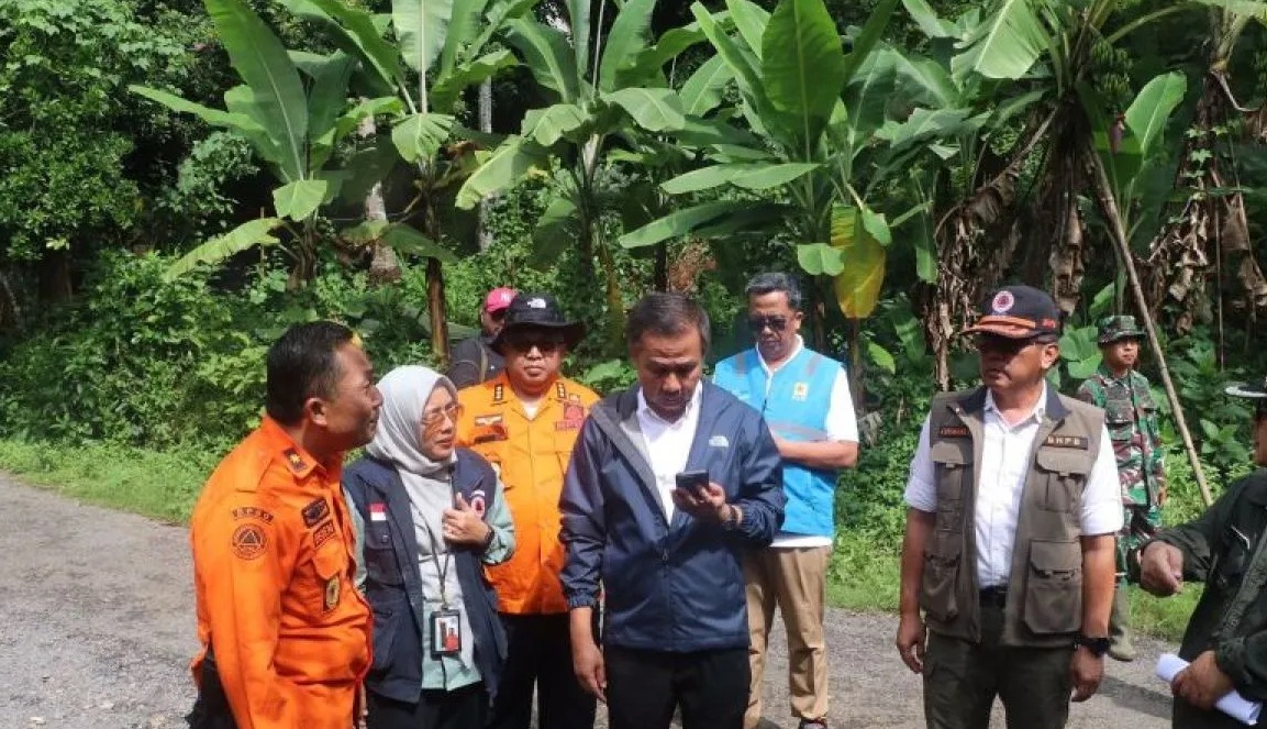 Pj Gubernur Jabar Bey Machmudin bersama Deputi Bidang Penanganan Darurat BNPB Mayjen TNI Lukmansyah dan Bupati Sukabumi Marwan Hamami beserta jajaran BPBD setempat saat mengunjungi lokasi pergerakan tanah di Desa Sukamaju, Kecamatan Cikembar, Kabupaten Sukabumi, Jabar. (ANTARA)