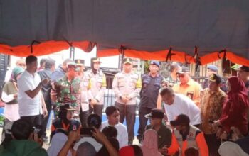 Wapres RI Gibran Rakabuming Raka didampingi sejumlah pejabat dari Pemerintah Pusat, Pemprov Jabar, Pemkab Sukabumi dan BNPB saat meninjau lokasi pengungsian warga terdampak bencana pergerakan tanah di Desa Sukamaju, Kecamatan Cikembar, Kabupaten Sukabumi, Jabar pada Jumat, (6/12/2024).