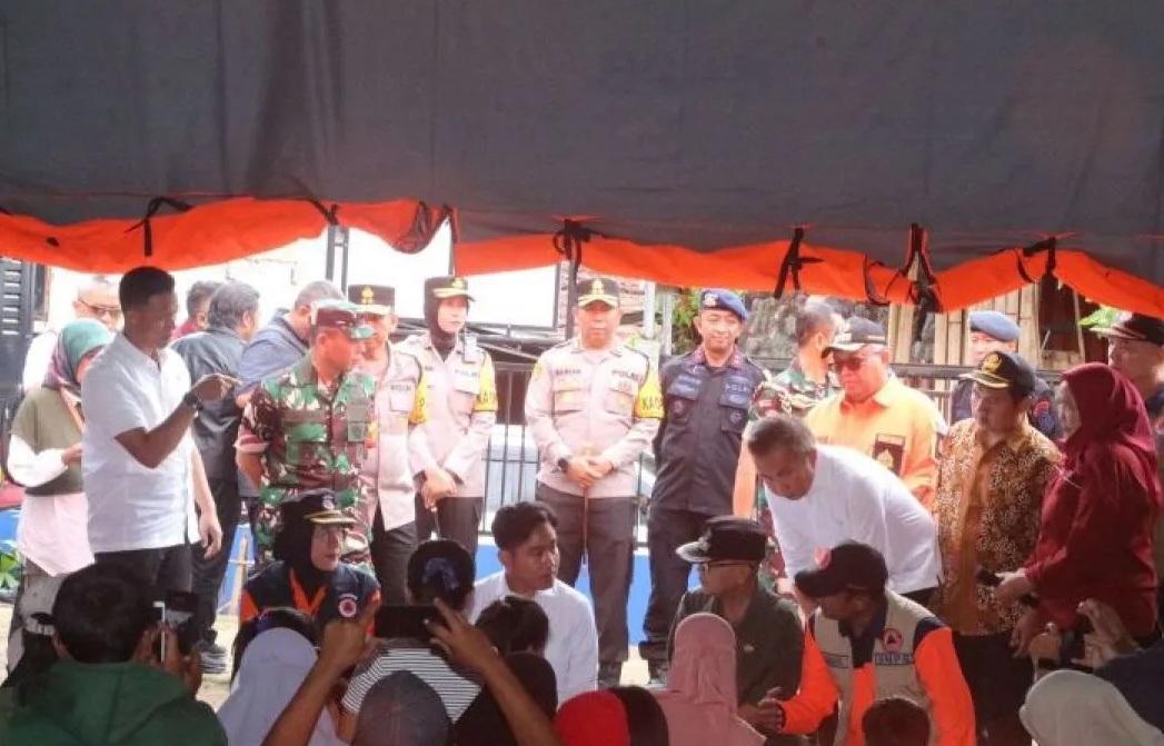 Wapres RI Gibran Rakabuming Raka didampingi sejumlah pejabat dari Pemerintah Pusat, Pemprov Jabar, Pemkab Sukabumi dan BNPB saat meninjau lokasi pengungsian warga terdampak bencana pergerakan tanah di Desa Sukamaju, Kecamatan Cikembar, Kabupaten Sukabumi, Jabar pada Jumat, (6/12/2024).