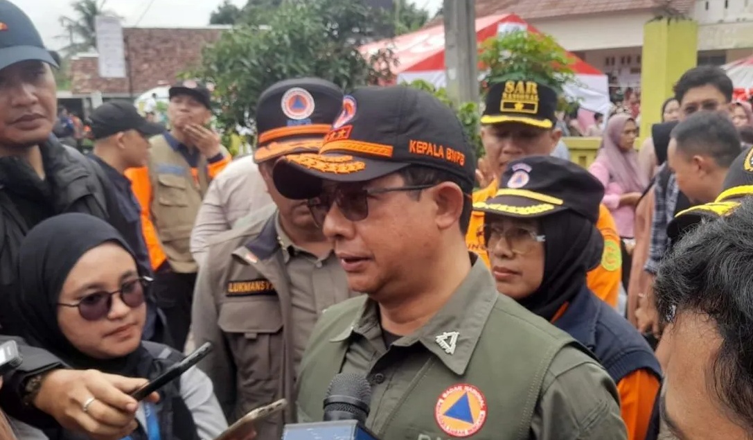 Kepala BNPB Suharyanto saat diwawancara sejumlah wartawan di lokasi bencana di Kabupaten Sukabumi, Jabar pada Jumat, (6/12/2024). 