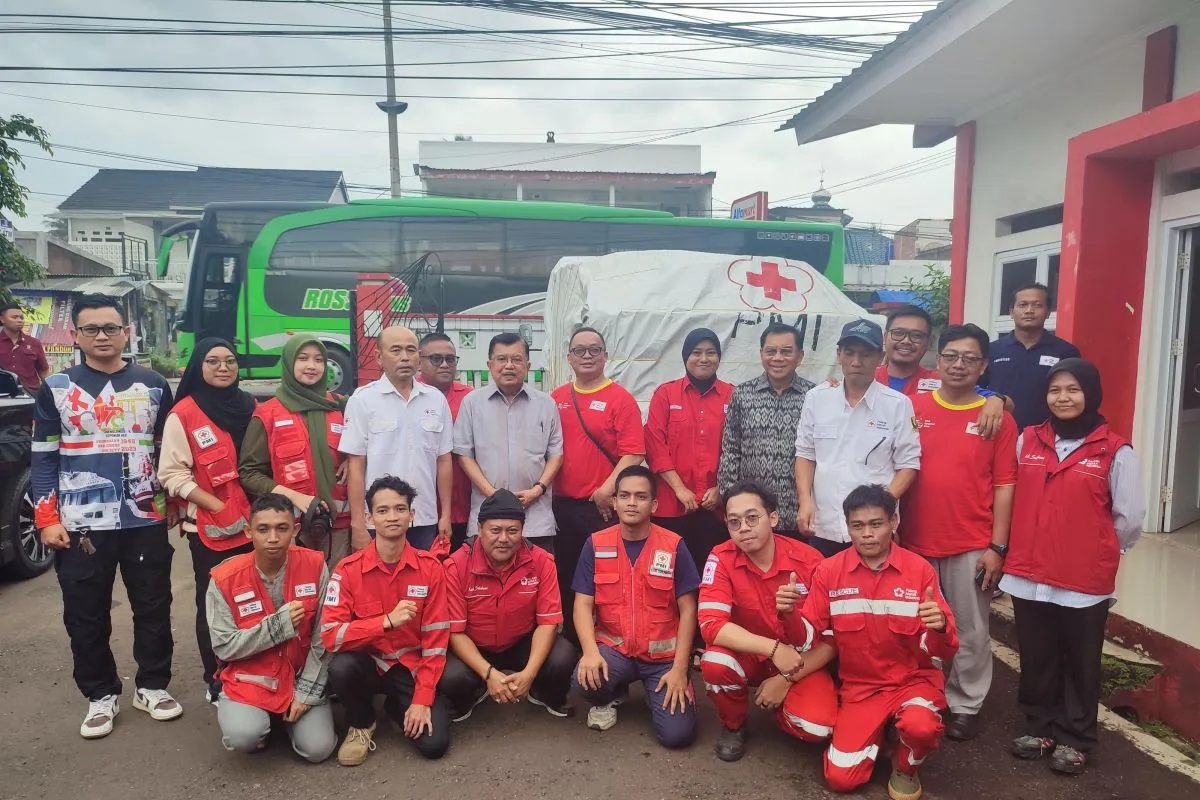 Ketua Umum PMI Jusuf Kalla saat berkunjung ke Markas PMI Kabupaten Sukabumi di Kecamatan Cisaat, Kabupaten Sukabumi, Jabar pada Jumat, (6/12/2024). (ANTARA)