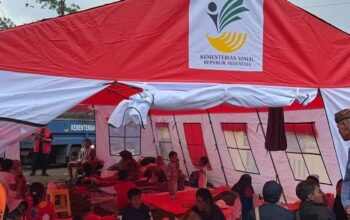 Menteri Sosial Saifullah Yusuf atau Gus Ipul memastikan Kementerian Sosial (Kemensos) sudah mendata warga dan rumah yang terdampak bencana di Kabupaten Sukabumi, Provinsi Jawa Barat, Jumat (6/12/2024). (Biro Humas Kemensos)