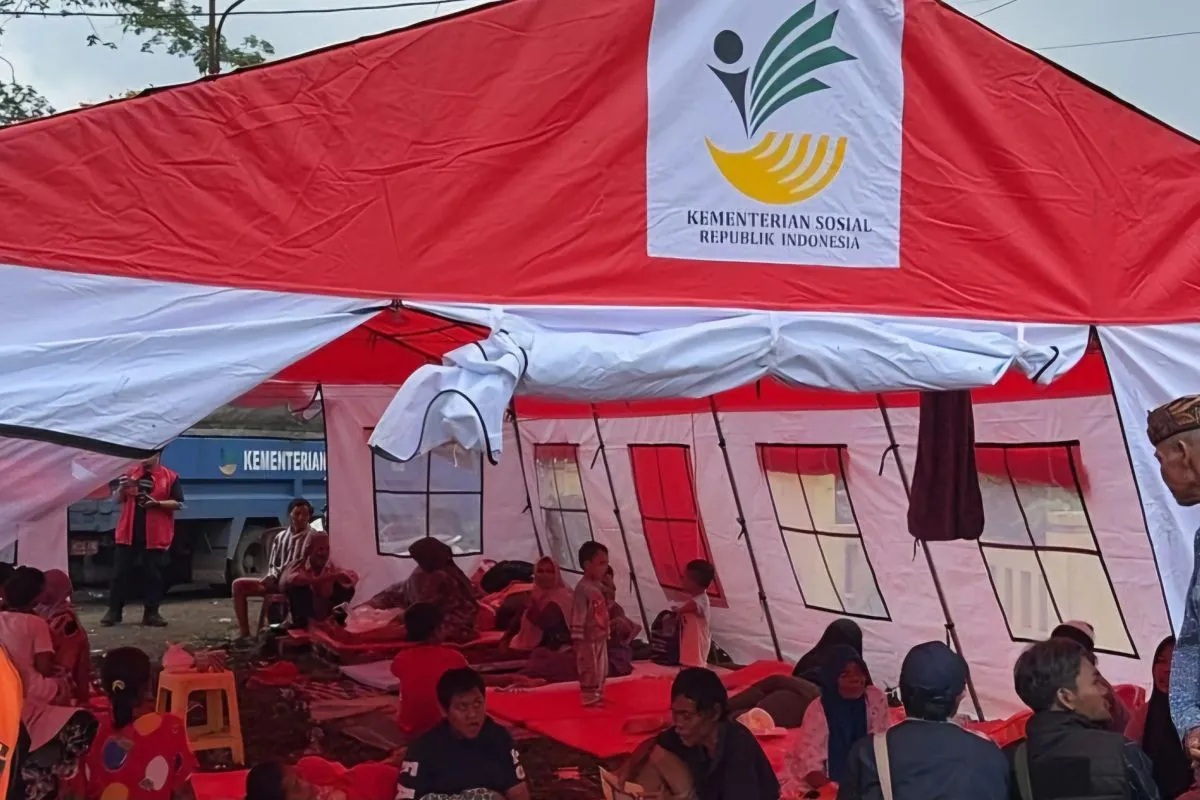 Menteri Sosial Saifullah Yusuf atau Gus Ipul memastikan Kementerian Sosial (Kemensos) sudah mendata warga dan rumah yang terdampak bencana di Kabupaten Sukabumi, Provinsi Jawa Barat, Jumat (6/12/2024). (Biro Humas Kemensos)