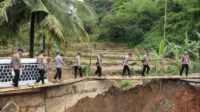 Potret Polda Jabar Bangun Jembatan Darurat untuk Warga Terdampak Bencana