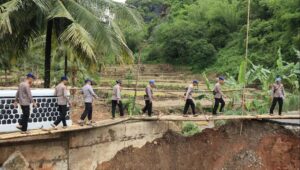 Potret Polda Jabar Bangun Jembatan Darurat untuk Warga Terdampak Bencana