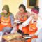 Sejumlah relawan dan petugas Badan Amil Zakat Nasional (Baznas) RI tengah menyiapkan makanan untuk para pengungsi, yang disiapkan di dapur umum Baznas, Desa Sukamaju, Kecamatan Cikembar, Kabupaten Sukabumi, Jawa Barat. (Baznas RI)