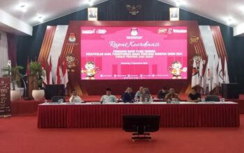 Komisioner KPU Jabar memberikan keterangan dalam rapat koordinasi persiapan rekapitulasi suara Pilkada 2024 di Kompleks KPU Jabar, Bandung, Sabtu (7/12/2024). (Ricky Prayoga)