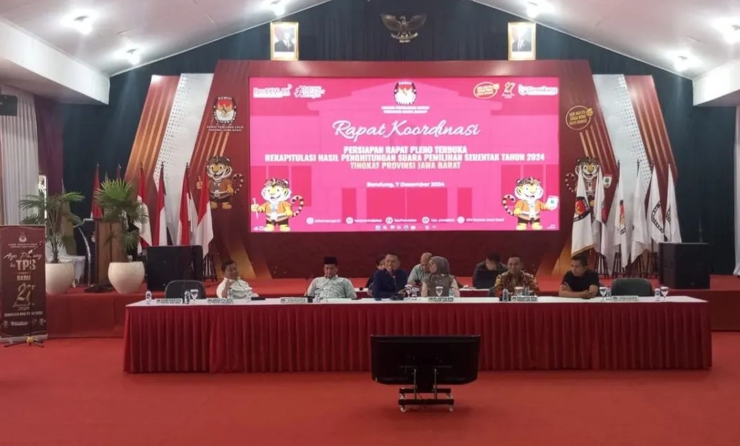 Komisioner KPU Jabar memberikan keterangan dalam rapat koordinasi persiapan rekapitulasi suara Pilkada 2024 di Kompleks KPU Jabar, Bandung, Sabtu (7/12/2024). (Ricky Prayoga)
