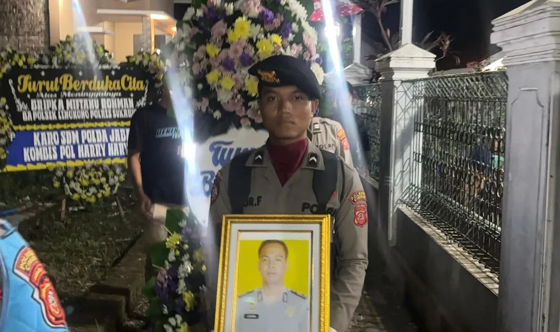 Upacara pemakaman kedinasan personel Polres Sukabumi Bripka Miftahu Rochman yang bertugas di Polsek Lengkong yang gugur dalam tugas saat membantu evakuasi korban bencana di Kecamatan Lengkong, Kabupaten Sukabumi, Jabar. (Humas Polres Sukabumi)