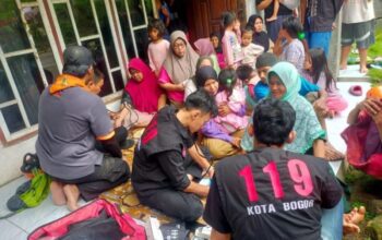 Kementerian Kesehatan mengirimkan bantuan obat-obatan dan perlengkapan medis yang dibutuhkan oleh masyarakat terdampak banjir dan tanah longsor di Kabupaten Sukabumi, Jawa Barat, guna mencegah terjadinya wabah penyakit yang sering muncul setelah bencana banjir. (Kementerian Kesehatan)