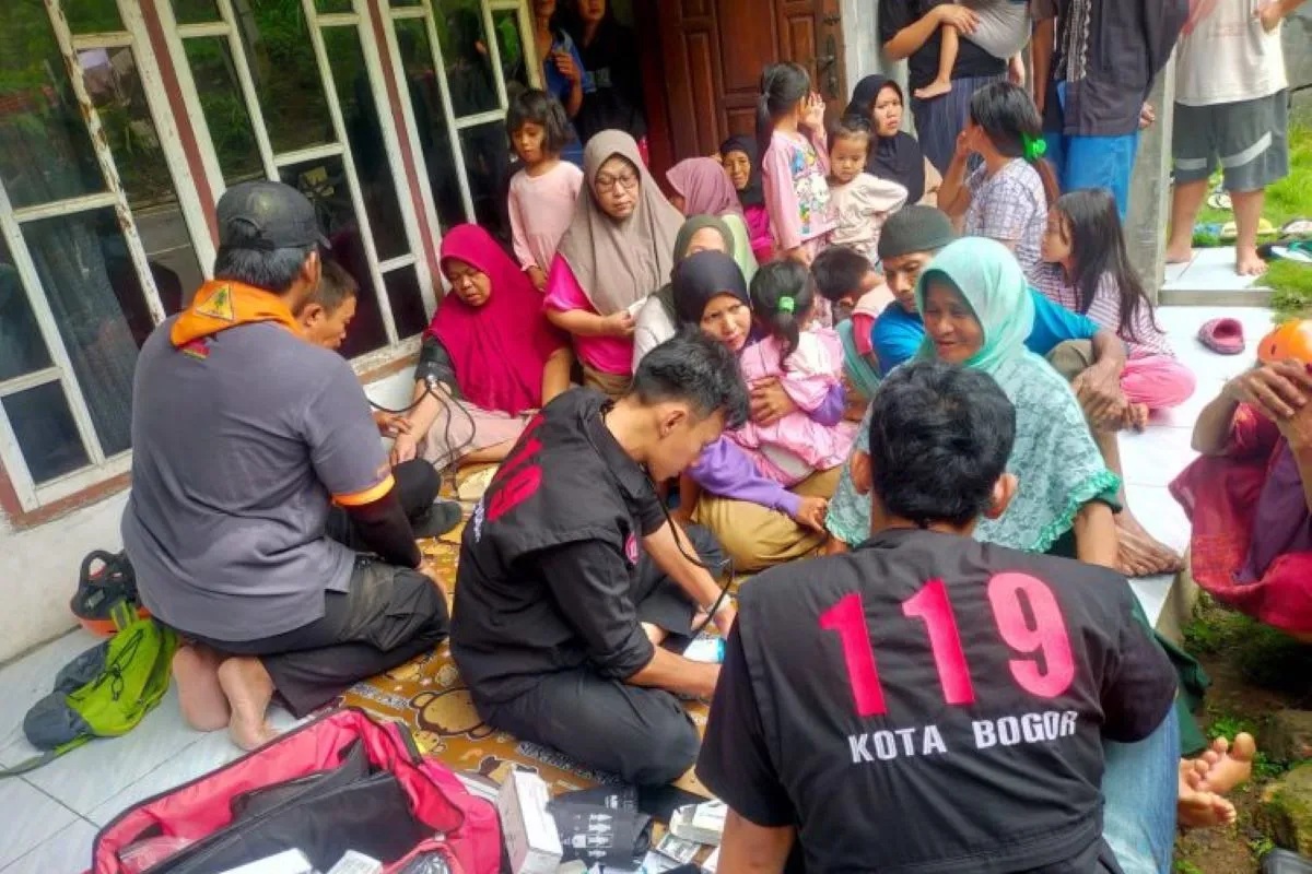Kementerian Kesehatan mengirimkan bantuan obat-obatan dan perlengkapan medis yang dibutuhkan oleh masyarakat terdampak banjir dan tanah longsor di Kabupaten Sukabumi, Jawa Barat, guna mencegah terjadinya wabah penyakit yang sering muncul setelah bencana banjir. (Kementerian Kesehatan)