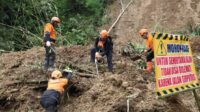 Potret Baznas RI Bantu Warga Sukabumi Buka Akses Jalan Akibat Longsor