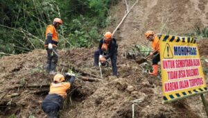 Potret Baznas RI Bantu Warga Sukabumi Buka Akses Jalan Akibat Longsor