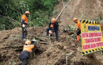Sejumlah petugas dari Baznas Tanggap Bencana tengah membersihkan jalan yang tertutup untuk membuka akses jalan yang tertimbun tanah longsor di Sukabumi Jawa Barat. (Baznas RI)