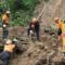 Sejumlah petugas dari Baznas Tanggap Bencana tengah membersihkan jalan yang tertutup untuk membuka akses jalan yang tertimbun tanah longsor di Sukabumi Jawa Barat. (Baznas RI)