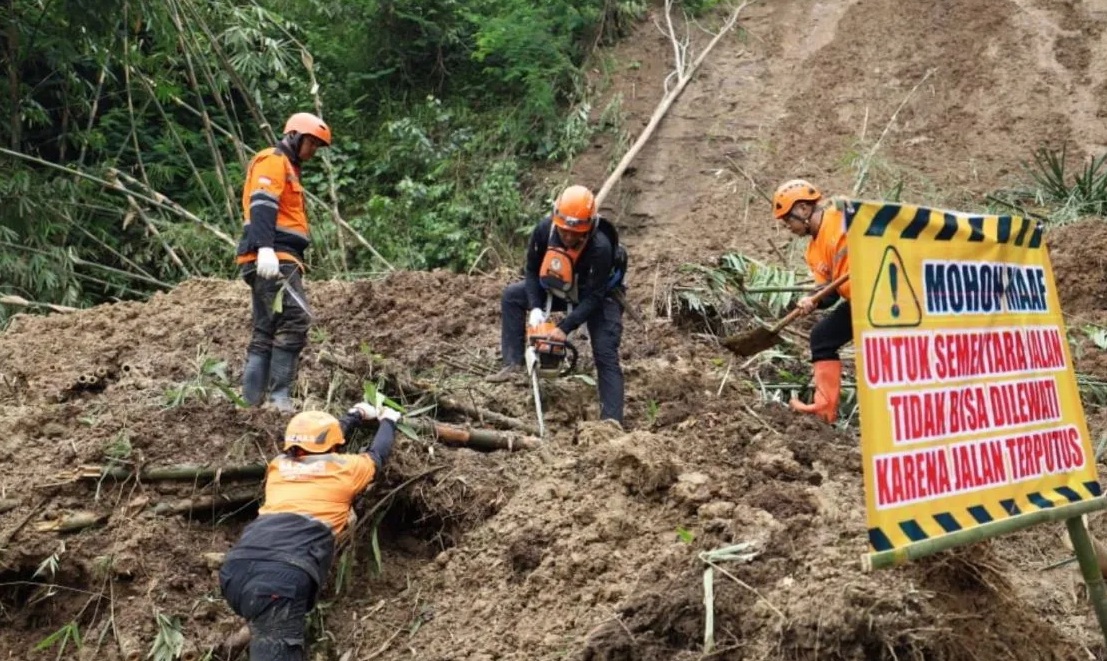 Sejumlah petugas dari Baznas Tanggap Bencana tengah membersihkan jalan yang tertutup untuk membuka akses jalan yang tertimbun tanah longsor di Sukabumi Jawa Barat. (Baznas RI)