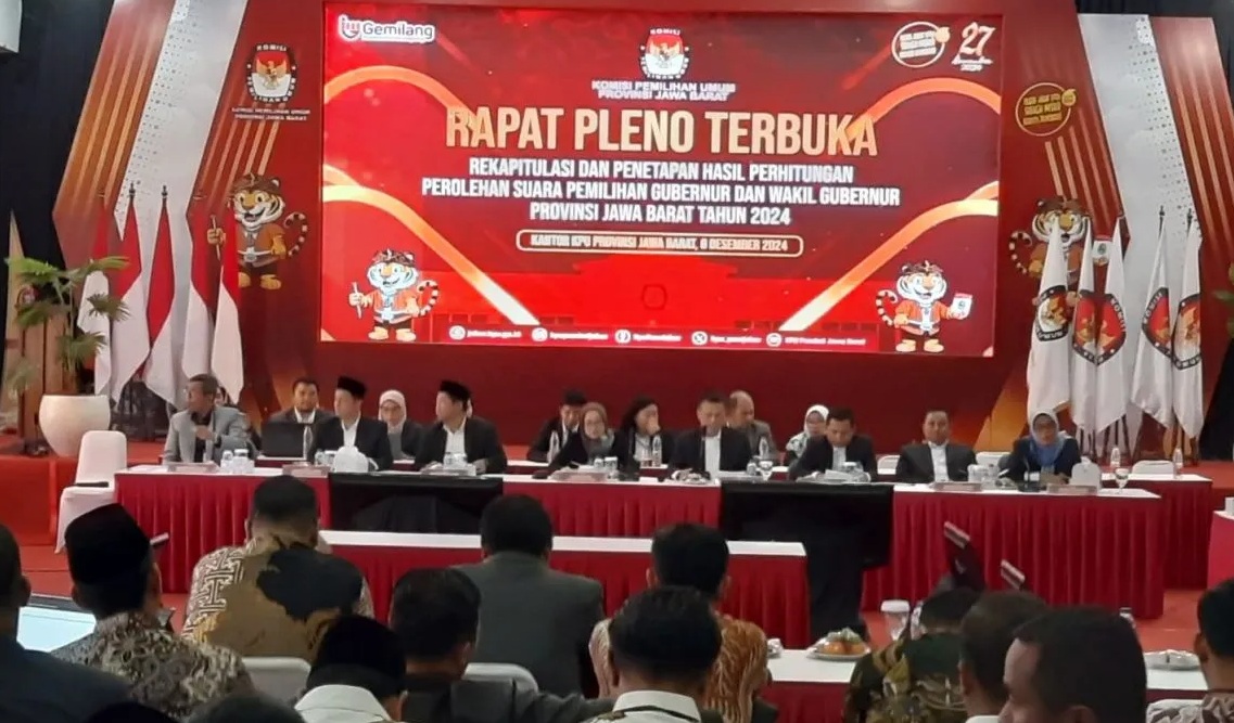 Situasi Rapat Pleno Rekapitulasi Suara Pilgub Jabar 2024 di Gedung KPU Jabar Bandung, Minggu (8/12/2024). (Ricky Prayoga)