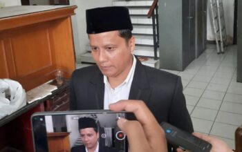 Ketua Divisi Pendidikan Pemilih dan Partisipasi Masyarakat KPU Jabar Hedi Ardia memberikan keterangan di Gedung KPU Jabar, Bandung, Minggu (8/12/2024). (Ricky Prayoga)