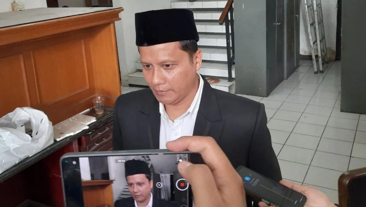 Ketua Divisi Pendidikan Pemilih dan Partisipasi Masyarakat KPU Jabar Hedi Ardia memberikan keterangan di Gedung KPU Jabar, Bandung, Minggu (8/12/2024). (Ricky Prayoga)