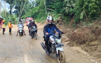 Jalur utama Cianjur selatan, Jawa Barat yang sempat putus akibat tertutup longsor dan amblas saat ini sudah dapat dilalui kendaraan dari kedua arah namun kendaraan besar belum diizinkan melintas. (Ahmad Fikri)
