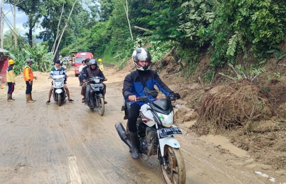 Jalur utama Cianjur selatan, Jawa Barat yang sempat putus akibat tertutup longsor dan amblas saat ini sudah dapat dilalui kendaraan dari kedua arah namun kendaraan besar belum diizinkan melintas. (Ahmad Fikri)