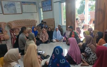 Warga terdampak pergerakan tanah di Kecamatan Kadupandak, Cianjur, Jawa Barat, mengungsi ke aula desa karena rumah mereka rusak dan tidak dapat lagi dihuni.(Ahmad Fikri)