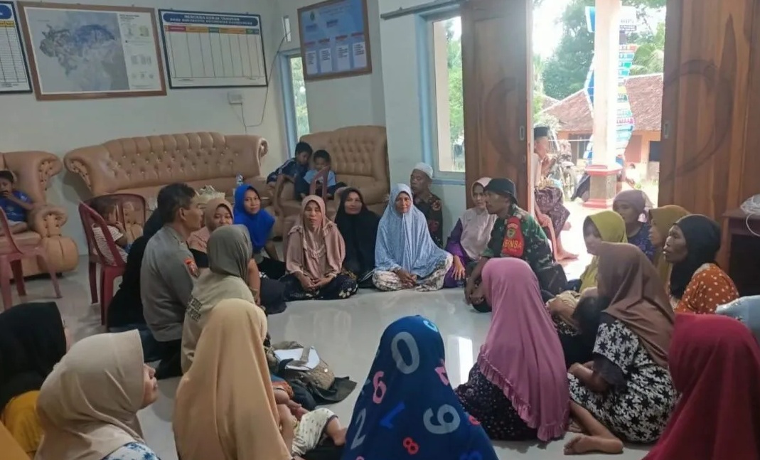 Warga terdampak pergerakan tanah di Kecamatan Kadupandak, Cianjur, Jawa Barat, mengungsi ke aula desa karena rumah mereka rusak dan tidak dapat lagi dihuni.(Ahmad Fikri)