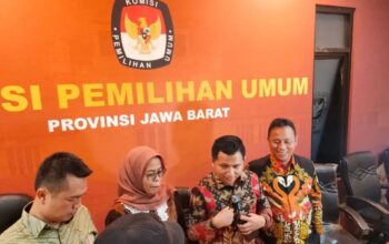 Ketua KPU Provinsi Jawa Barat Ahmad Nur Hidayat (kedua kanan) bersama komisioner KPU Jabar memberikan keterangan di sela Rapat Pleno rekapitulasi suara Pilgub Jabar 2024 di Gedung KPU Jabar, Bandung, Senin (9/12/2024) (Ricky Prayoga)