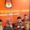 Ketua KPU Provinsi Jawa Barat Ahmad Nur Hidayat (kedua kanan) bersama komisioner KPU Jabar memberikan keterangan di sela Rapat Pleno rekapitulasi suara Pilgub Jabar 2024 di Gedung KPU Jabar, Bandung, Senin (9/12/2024) (Ricky Prayoga)