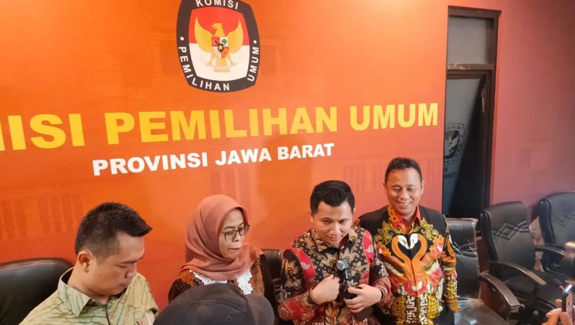 Ketua KPU Provinsi Jawa Barat Ahmad Nur Hidayat (kedua kanan) bersama komisioner KPU Jabar memberikan keterangan di sela Rapat Pleno rekapitulasi suara Pilgub Jabar 2024 di Gedung KPU Jabar, Bandung, Senin (9/12/2024) (Ricky Prayoga)