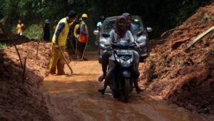 Sebagian Akses Jalan Putus Akibat Longsor di Sukabumi Sudah Bisa Dilintasi