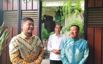 Calon Wakil Gubernur Jawa Barat Erwan Setiawan (kiri) usai berkunjung di kediaman Jokowi di Solo, Jawa Tengah, Senin (9/12/2024).(Aris Wasita)