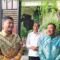 Calon Wakil Gubernur Jawa Barat Erwan Setiawan (kiri) usai berkunjung di kediaman Jokowi di Solo, Jawa Tengah, Senin (9/12/2024).(Aris Wasita)