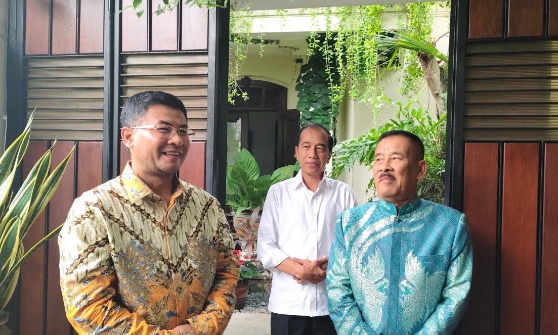 Calon Wakil Gubernur Jawa Barat Erwan Setiawan (kiri) usai berkunjung di kediaman Jokowi di Solo, Jawa Tengah, Senin (9/12/2024).(Aris Wasita)