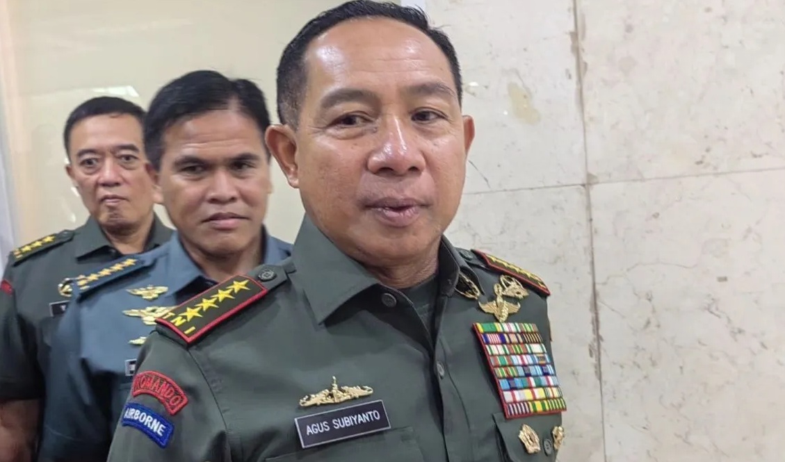 Panglima TNI Jenderal TNI Agus Subiyanto melakukan mutasi, rotasi, dan promosi kepada 300 perwira tinggi (pati) yang berdinas di lingkungan TNI, Badan Intelijen Negara (BIN), BSSN, Basarnas, beberapa kementerian, dan Universitas Pertahanan (Melalusa Susthira Khalida)