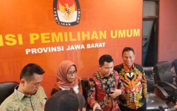 Ketua KPU Provinsi Jawa Barat Ahmad Nur Hidayat (kedua kanan) beserta komisioner KPU Jabar lainnya memberikan keterangan di Gedung KPU Jabar, Bandung, Senin (9/12/2024).