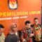 Ketua KPU Provinsi Jawa Barat Ahmad Nur Hidayat (kedua kanan) beserta komisioner KPU Jabar lainnya memberikan keterangan di Gedung KPU Jabar, Bandung, Senin (9/12/2024).